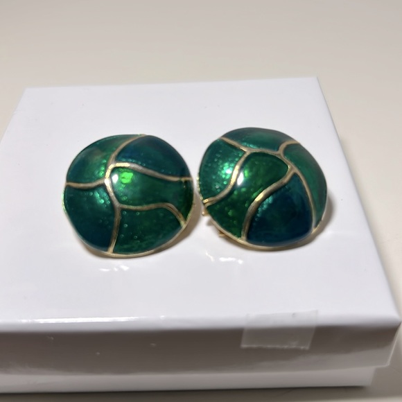 Green gold clip unique holiday earrings button style enamel swirl vintage - Picture 2 of 4